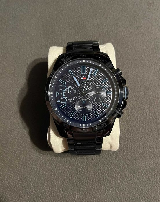 Часовници Tommy Hilfiger и Fossil FS4552IE (двата общо 320лв.)