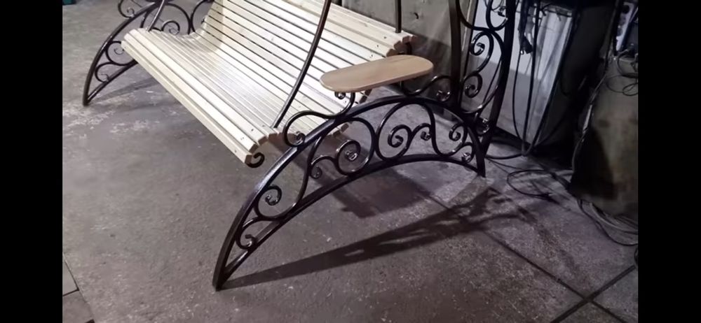 Качели, скамейкалар