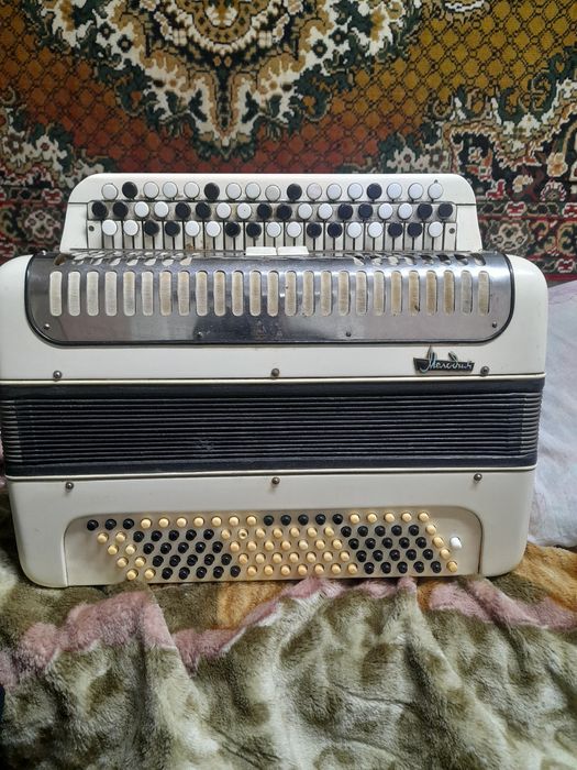 продам хороший баян играет отлично