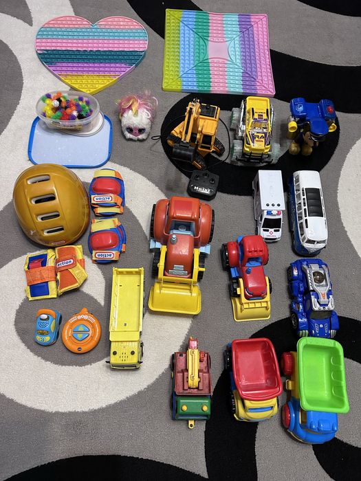 Jocuri de societate, chitara, masinute, pop-it, cuburi, animale, cască