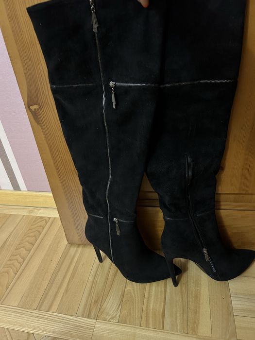 Замшевые сапоги.