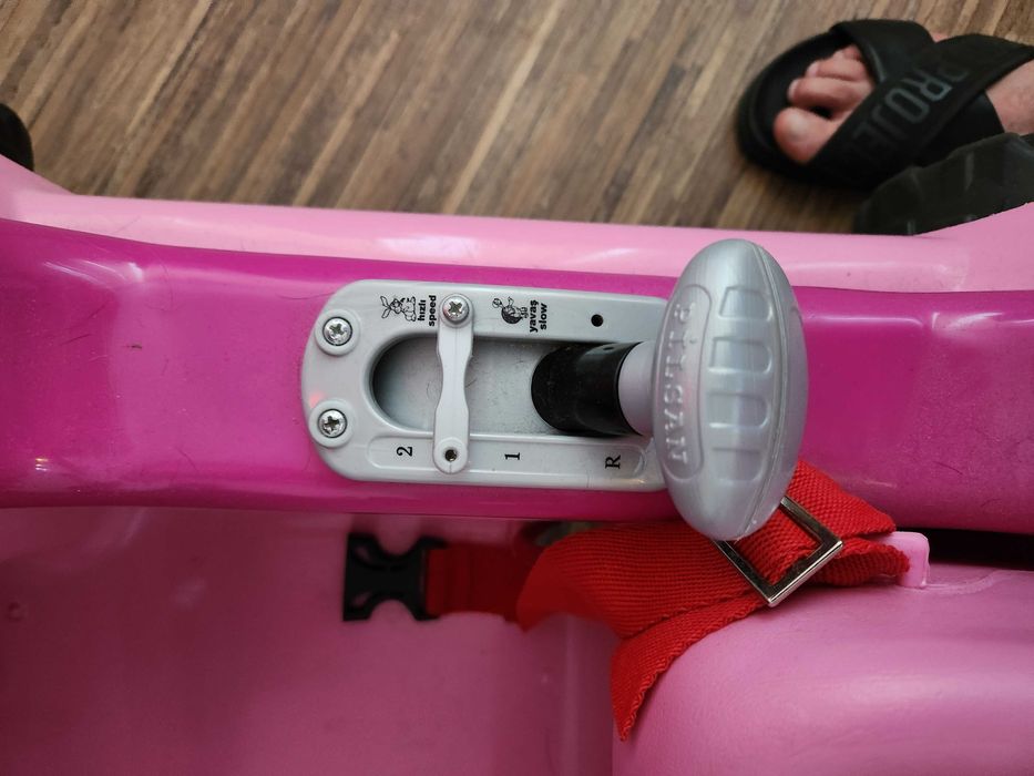 Акумулаторен детски джип за момиченце.