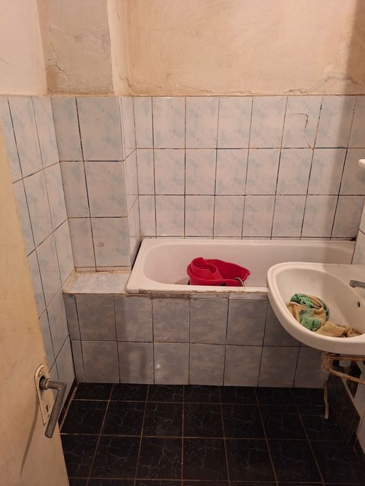 Vând apartament 2 camere, decomandat, parter