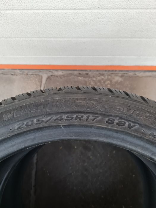 Зимни гуми 2 броя HANKOOK Winter Icept Evo2 205 45 R17 дот 2415
