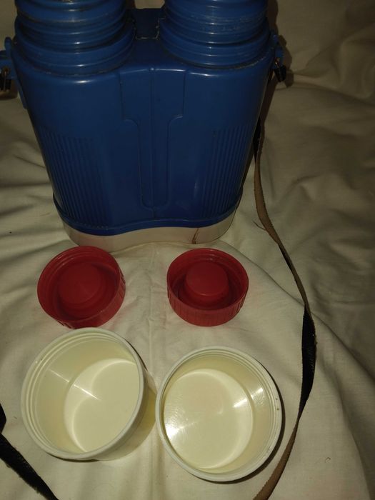 Продавам двоен термос Crown Corning Thermique Doubleheader,