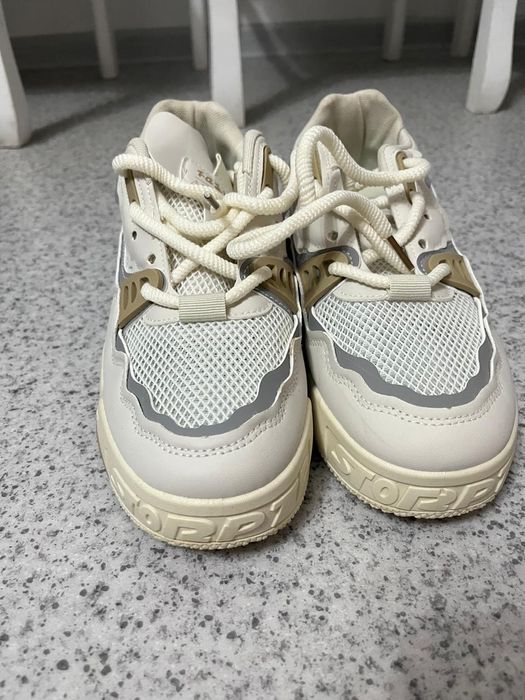 Срочно продается  белый Кросовки