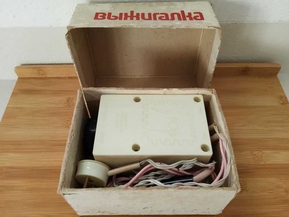 Aparat de gravura pe lemn. Inscriptii: numar casa, SALE, RENT, LEASE.