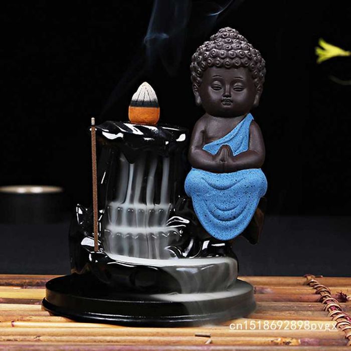 Candela cu con  aromat incandescent fumul da iluzia ape curgatoare