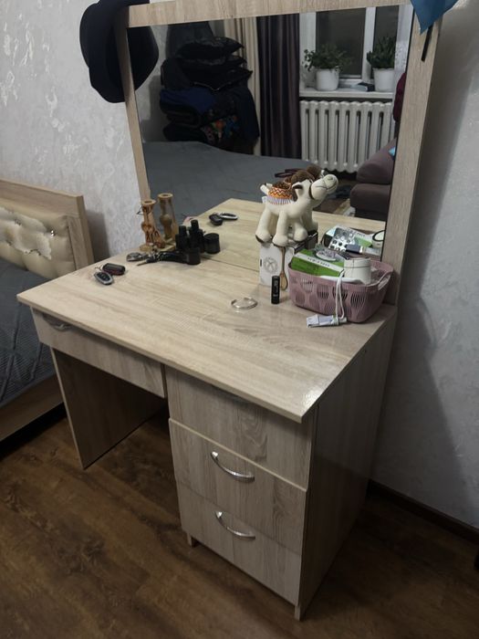 Кровать с туалетным столиком