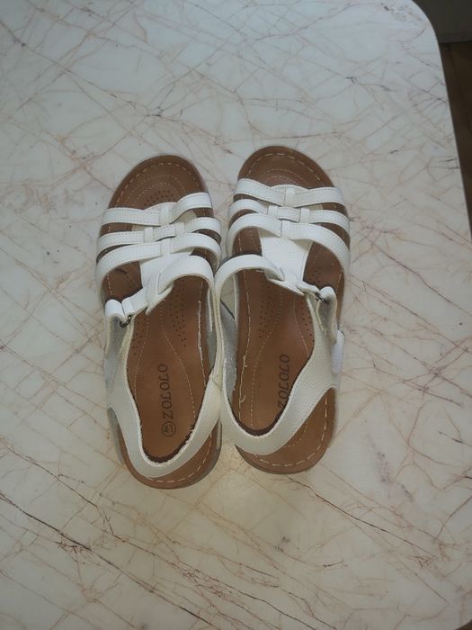 Женские белые сандалии.