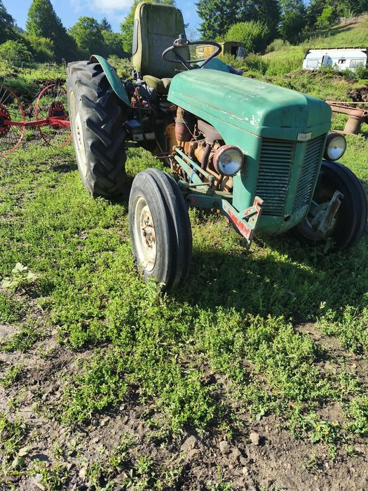 Vând  Tractor  massey ferguson