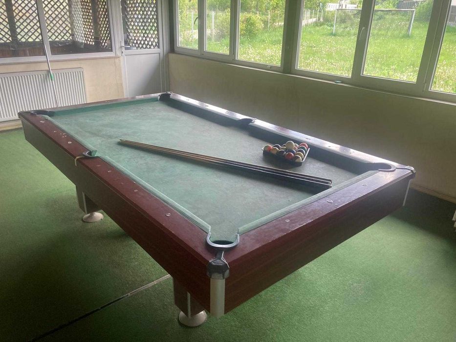 Vând masă de biliard, ideală pentru bar, sală de jocuri sau uz personal.