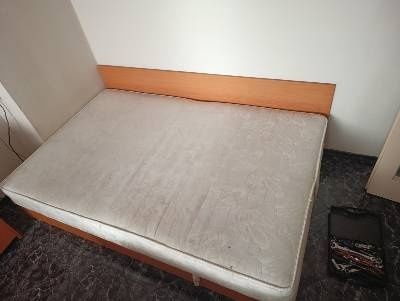 Спалня с матрак и комод