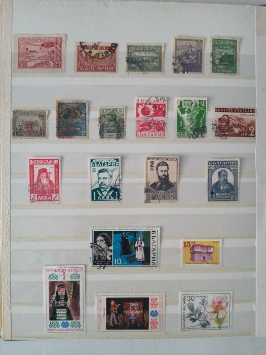 Класьор със стари пощенски марки за колекционери.