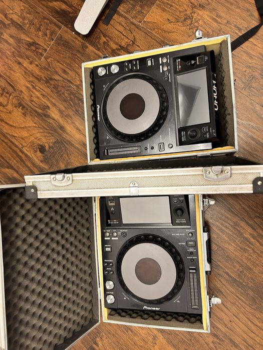 Pupitru dj: pioneer, allen heath, krk rokit, sennheiser