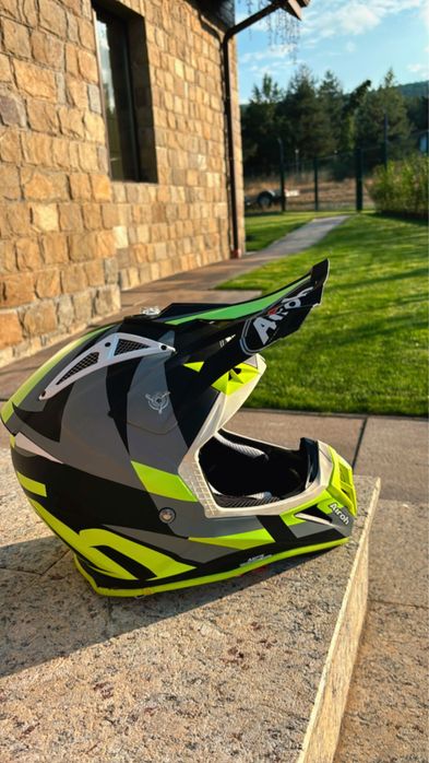 Продавам каска airoh aviator 3 green