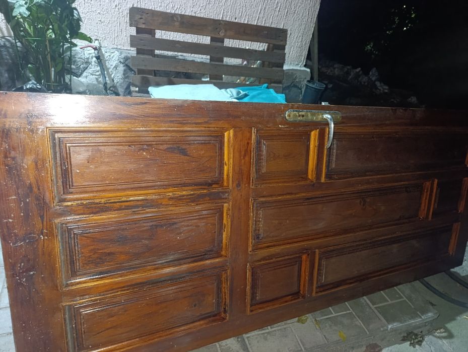 Продам деревянную дверь