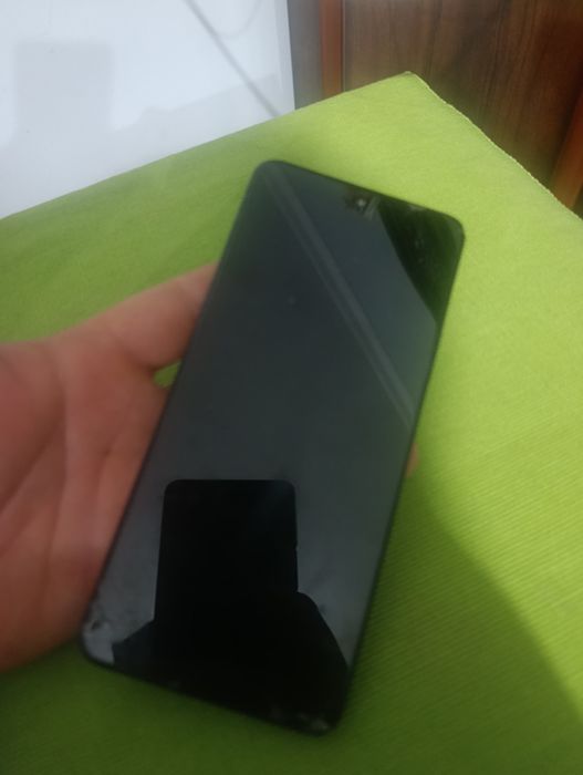 Huawei se 9 sotiladi orqa qopqogʻi va ekrani singan zapchastlari ishli