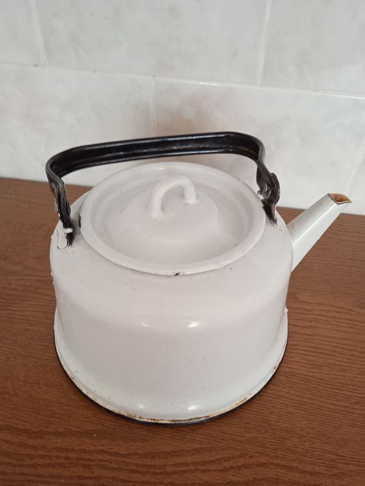 Продам чайники с рисунком новый 3л . и белый...
