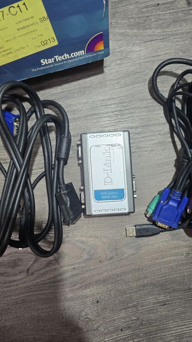 Устройство за използване на два компютъра с един монитор KVM