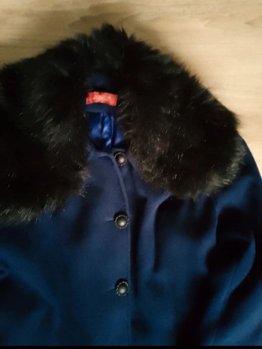 Vând palton dama Janice, ca nou, mărimea 42, purtat foarte puțin.