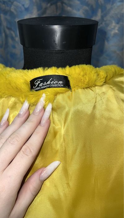 Capa din blana de culoare galben mustar