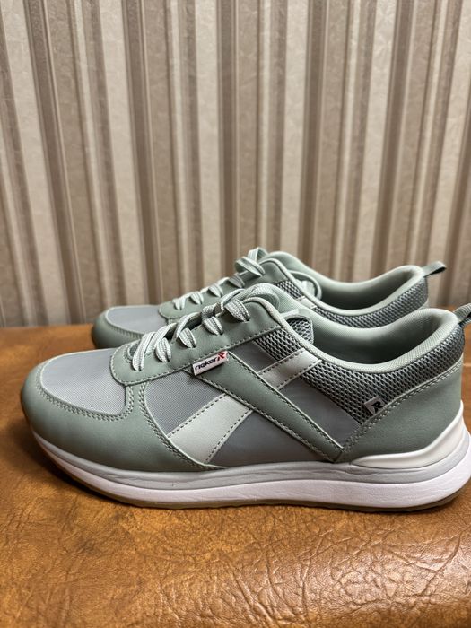 Продам кроссовки