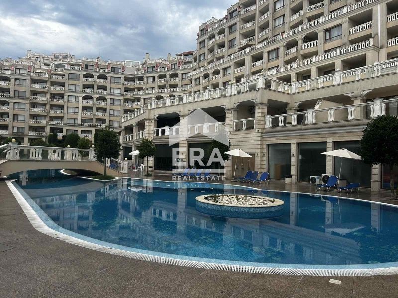 Двустаен, ексклузивен, обзаведен апартамент за продажба, с голяма покр