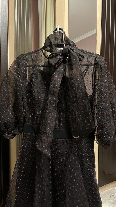 Платье черное по колено