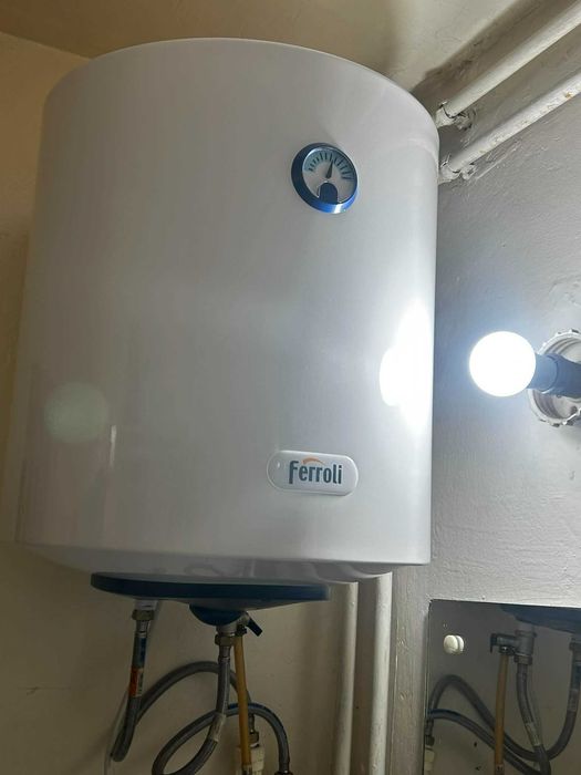 Vand boiler electric marca Ferroli,are 50 de litri.