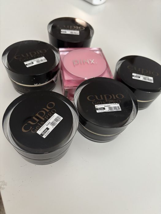 Vând geluri de unghii