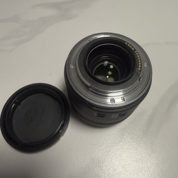 Canon RF 35mm f/1.8 Macro IS STM