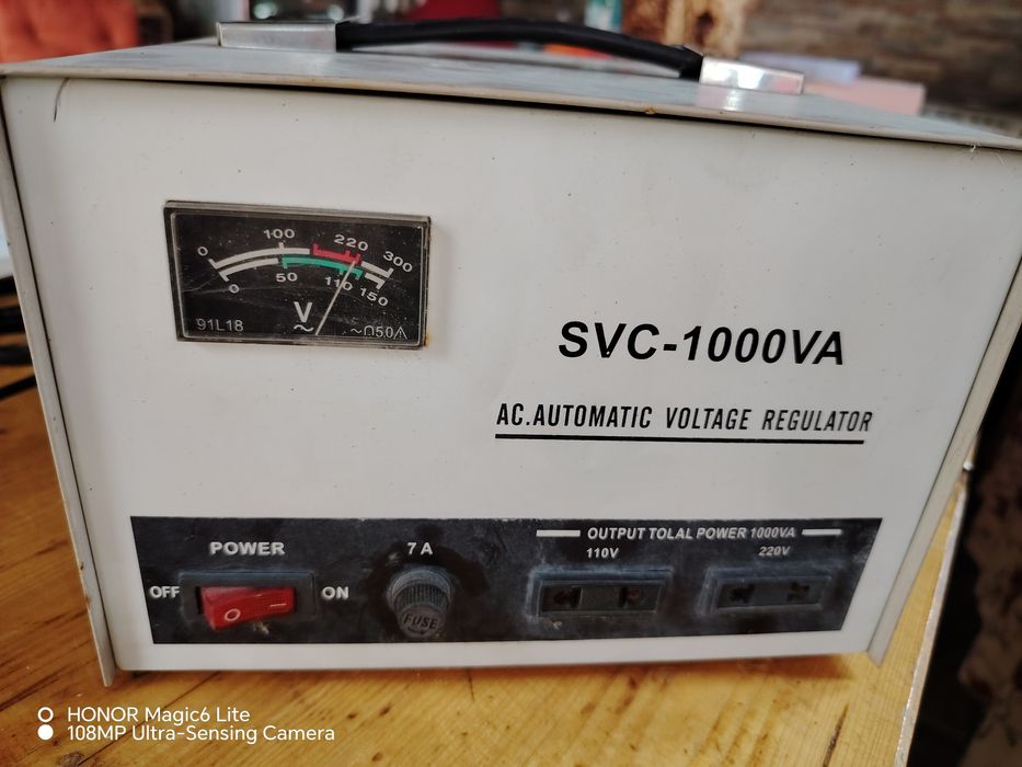 Regulator 110v-220v cu servomotor SVC 1000VA