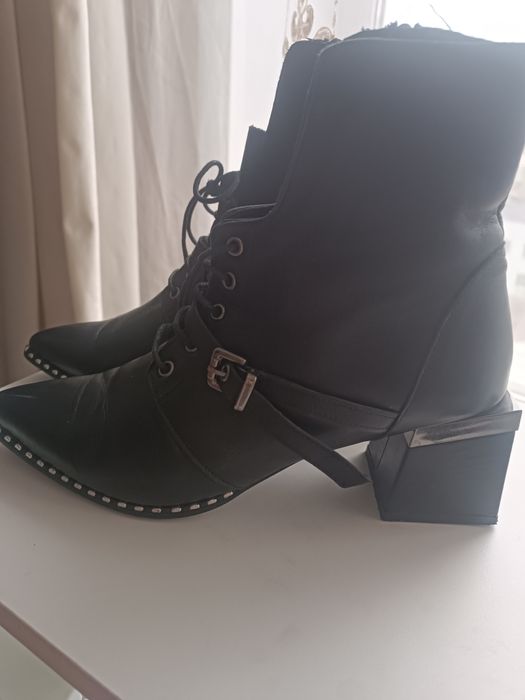 Продам женские ботинки