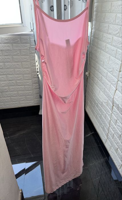 Rochie roz nouǎ de varǎ