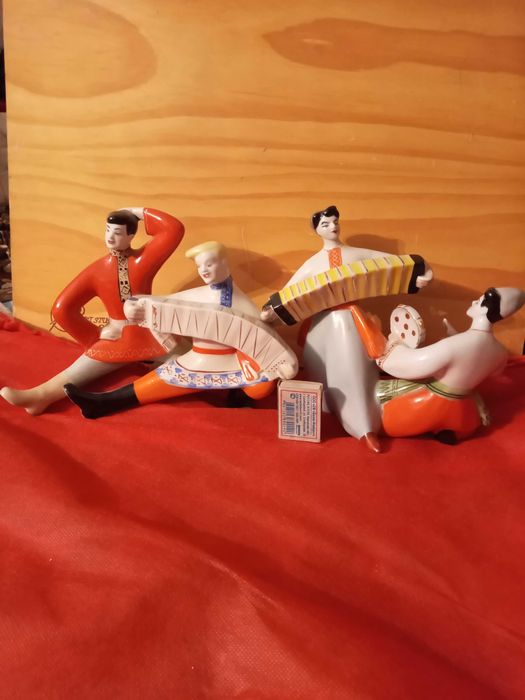 Статуэтки фарфоровые