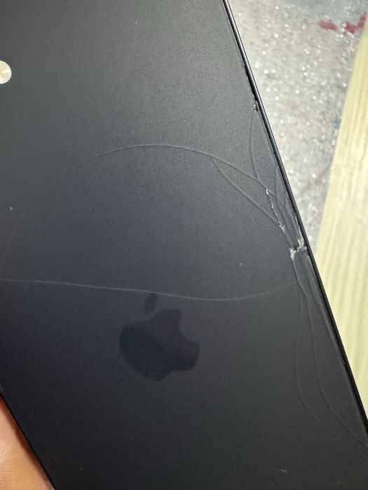 Iphone 16E de 128gb cu mdm , spate fisurat