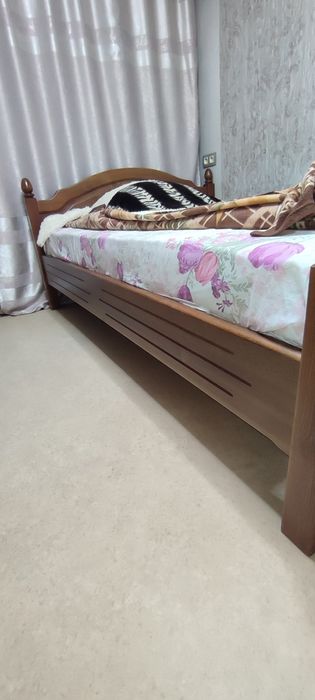 Кровать из массива дерева