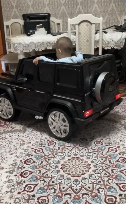 Продам детский электромобиль amg 63
