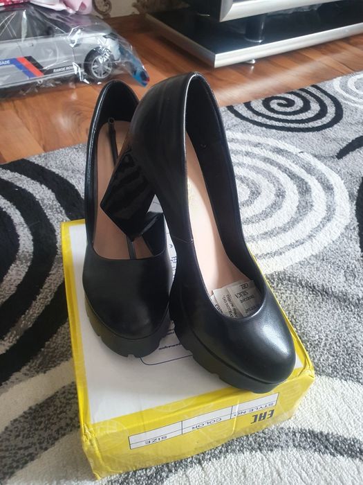 Туфли с каблуком стильные новые