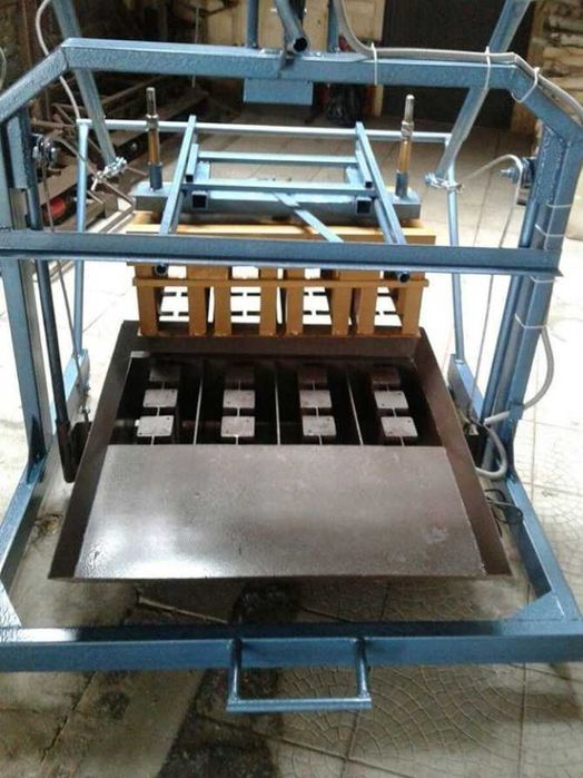 Станок для изготовления шлако-песко блоков.Строительное оборудование