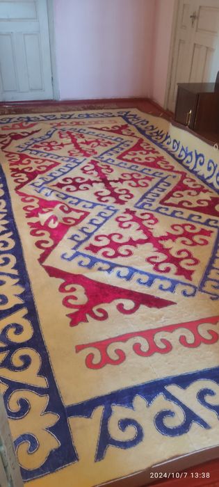 Әр оюы қолмен тігілген.