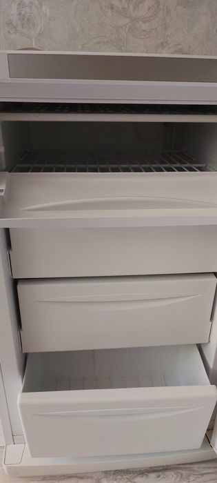 Продам морозилку Indesit
