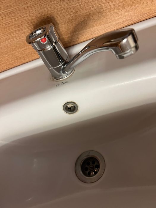 Set baie mobilier baie, oglindă, neoane etajeră și chiuvetă cu robinet