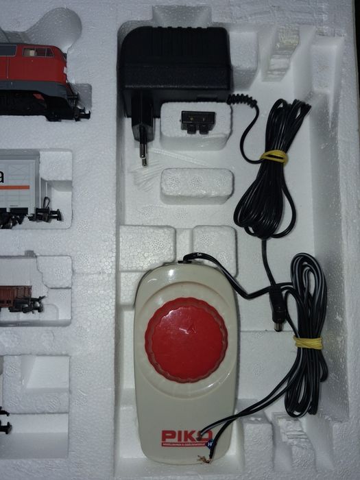 Set trenulet electric piko scara H0
1 locomotiva, lumini fronta