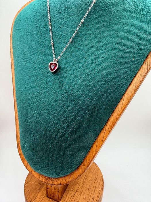 Красивое украшение с камнем