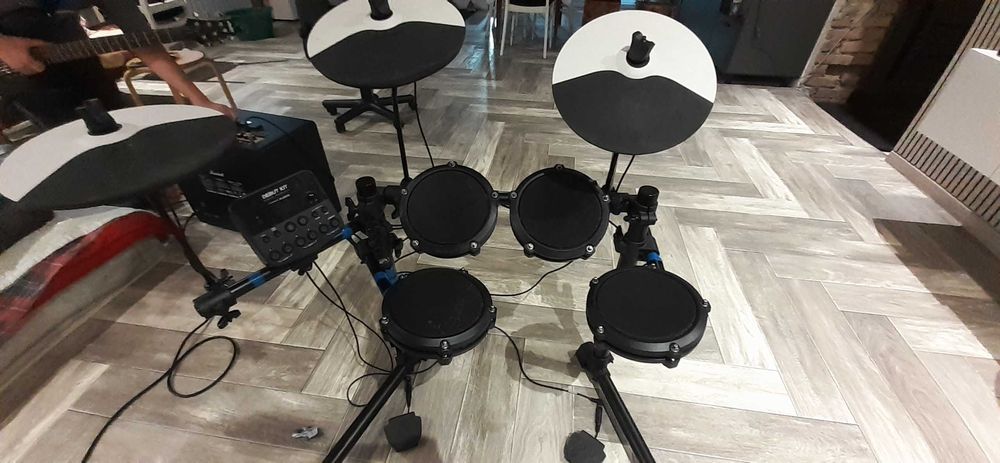 Электронные барабаны Alesis Debut Kit.