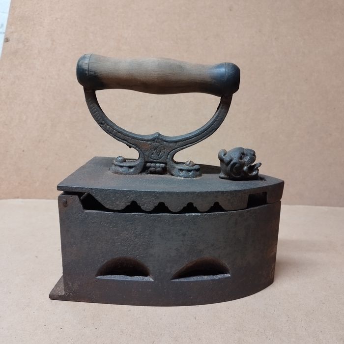 Стара ютия на жар