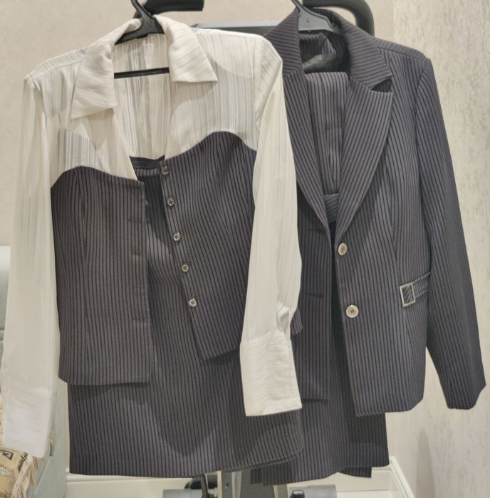 Продам женский костюм