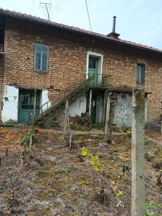 Къща с двор и геран